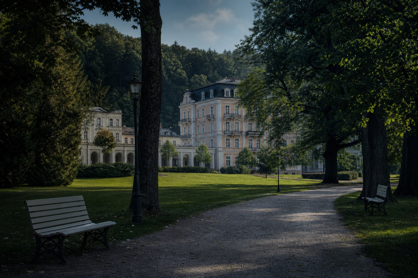 Ilustrační foto — lázeňský park se stromořadím