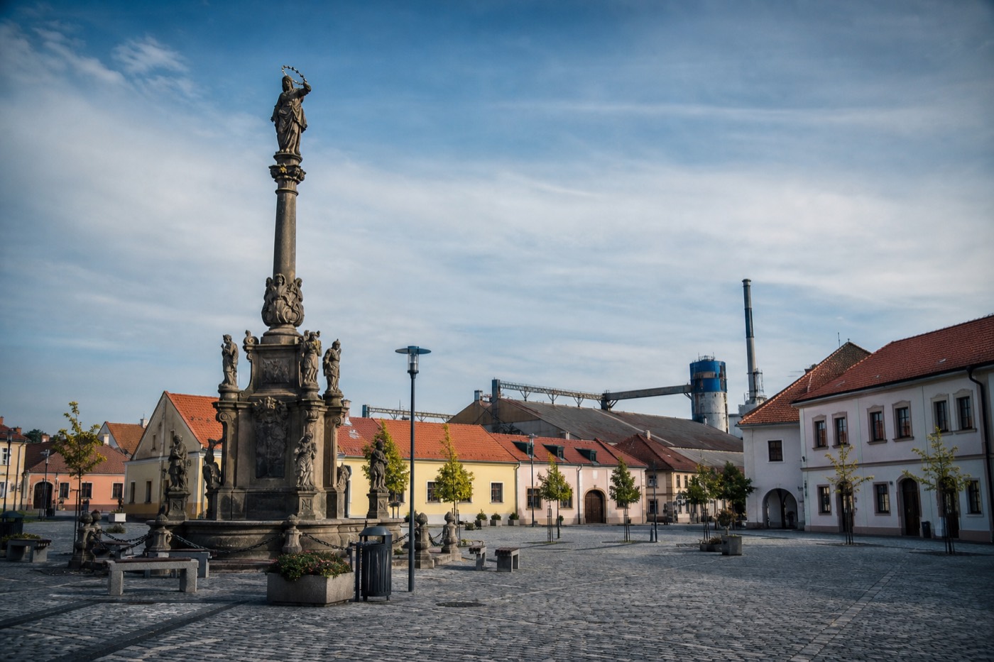 Ilustrační foto — náměstí menšího českého města