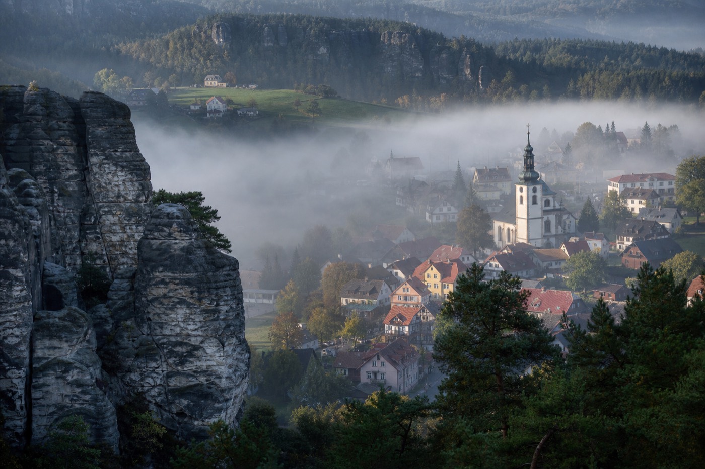Ilustrační foto — krajina Českého ráje s pískovcovými skalami